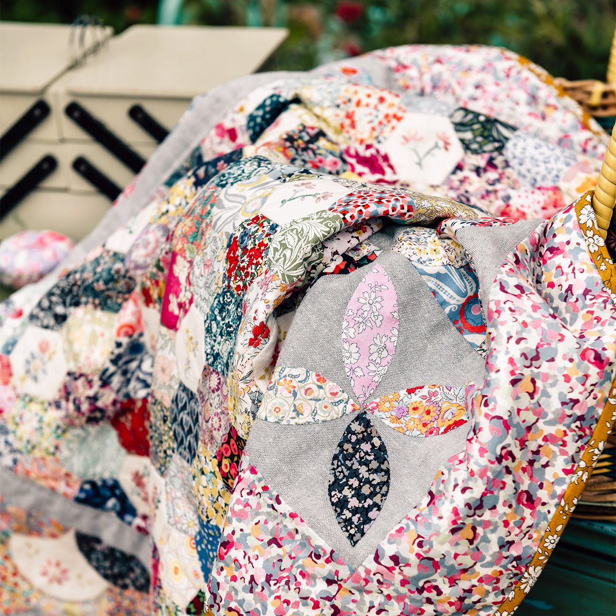 Daisy Hexies Quilt (Digital Download - PDF) - Amy Kallissa